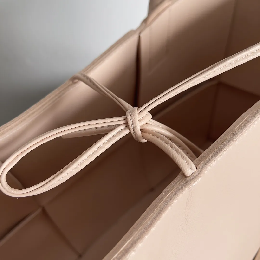 보테가베네타 아르코 미디움 토트백 - 이미지 8