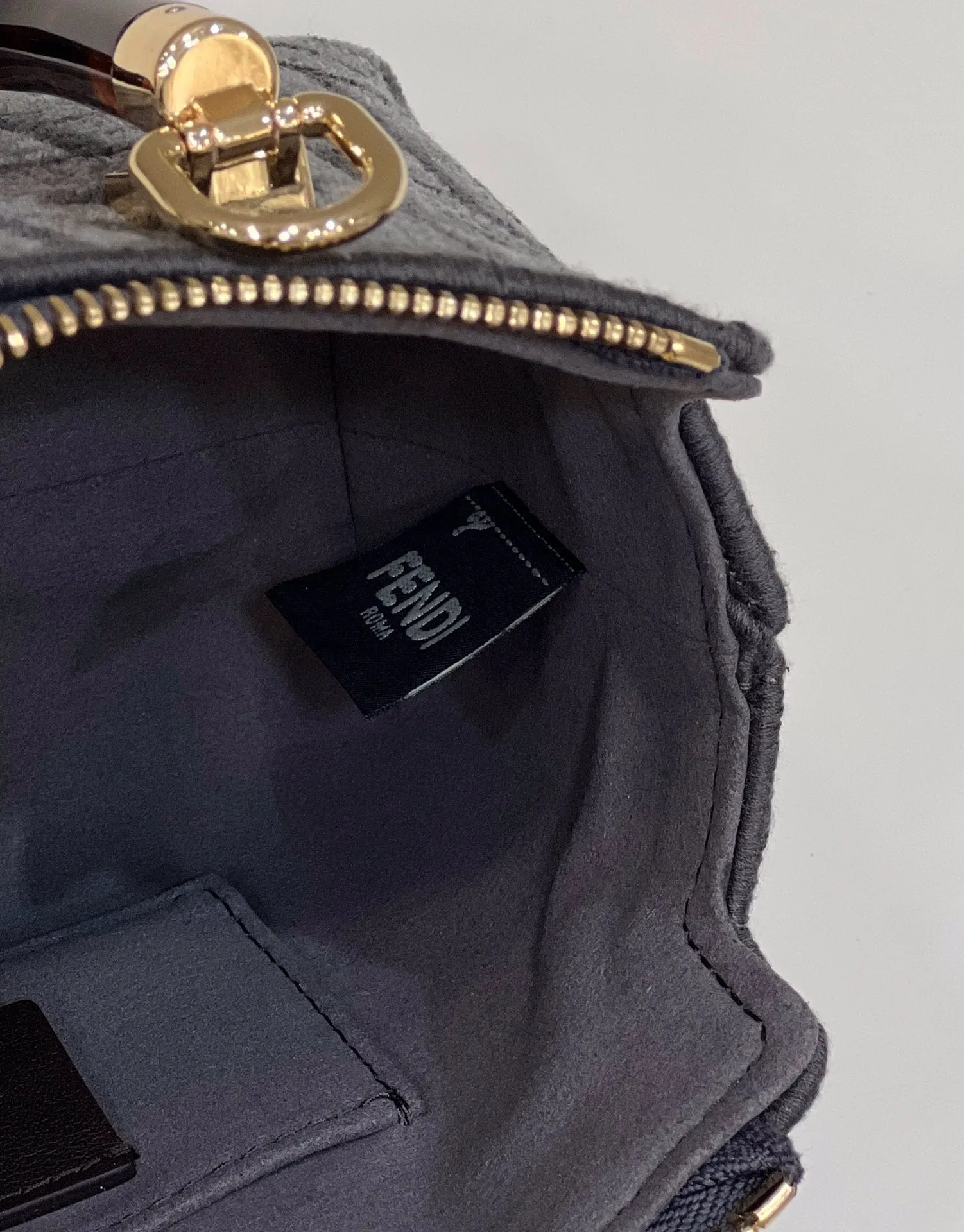 펜디 바이더웨이 보스턴 - 이미지 6