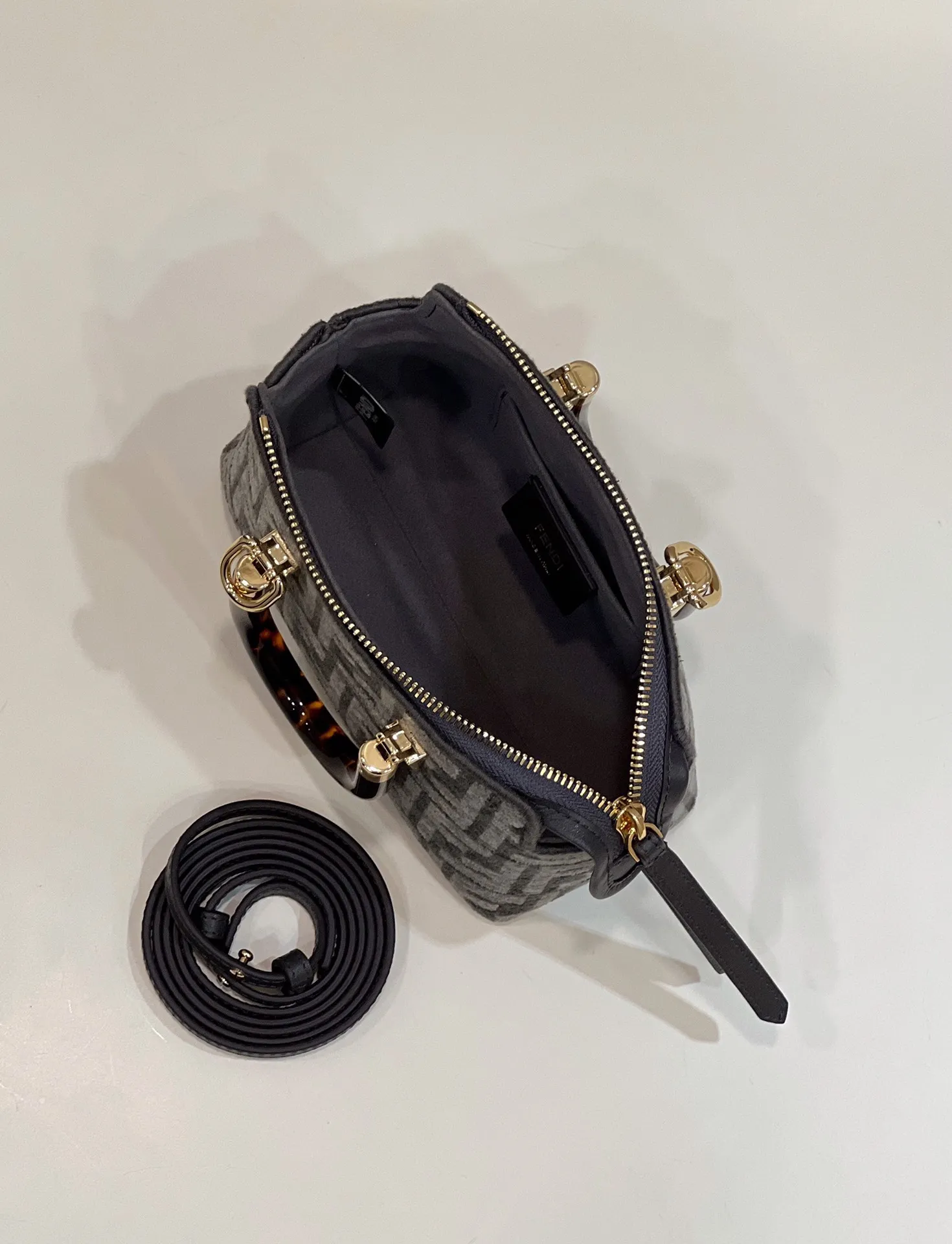 펜디 바이더웨이 보스턴 - 이미지 3