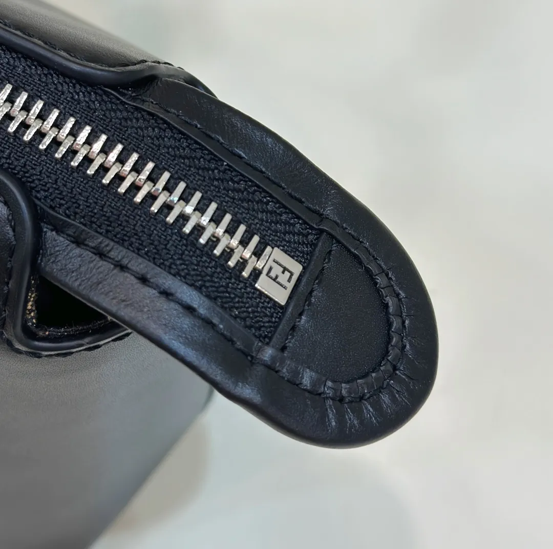 펜디 바이더웨이 보스턴 - 이미지 9