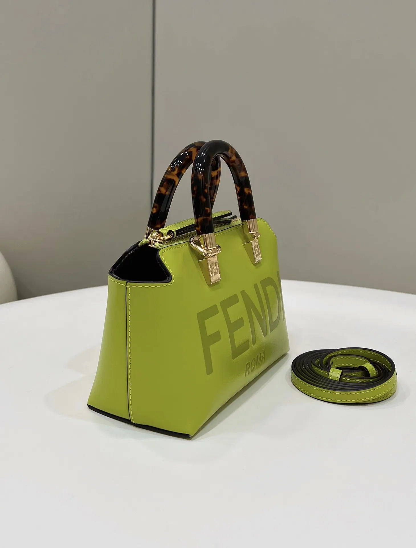 펜디 바이더웨이 보스턴 - 이미지 2