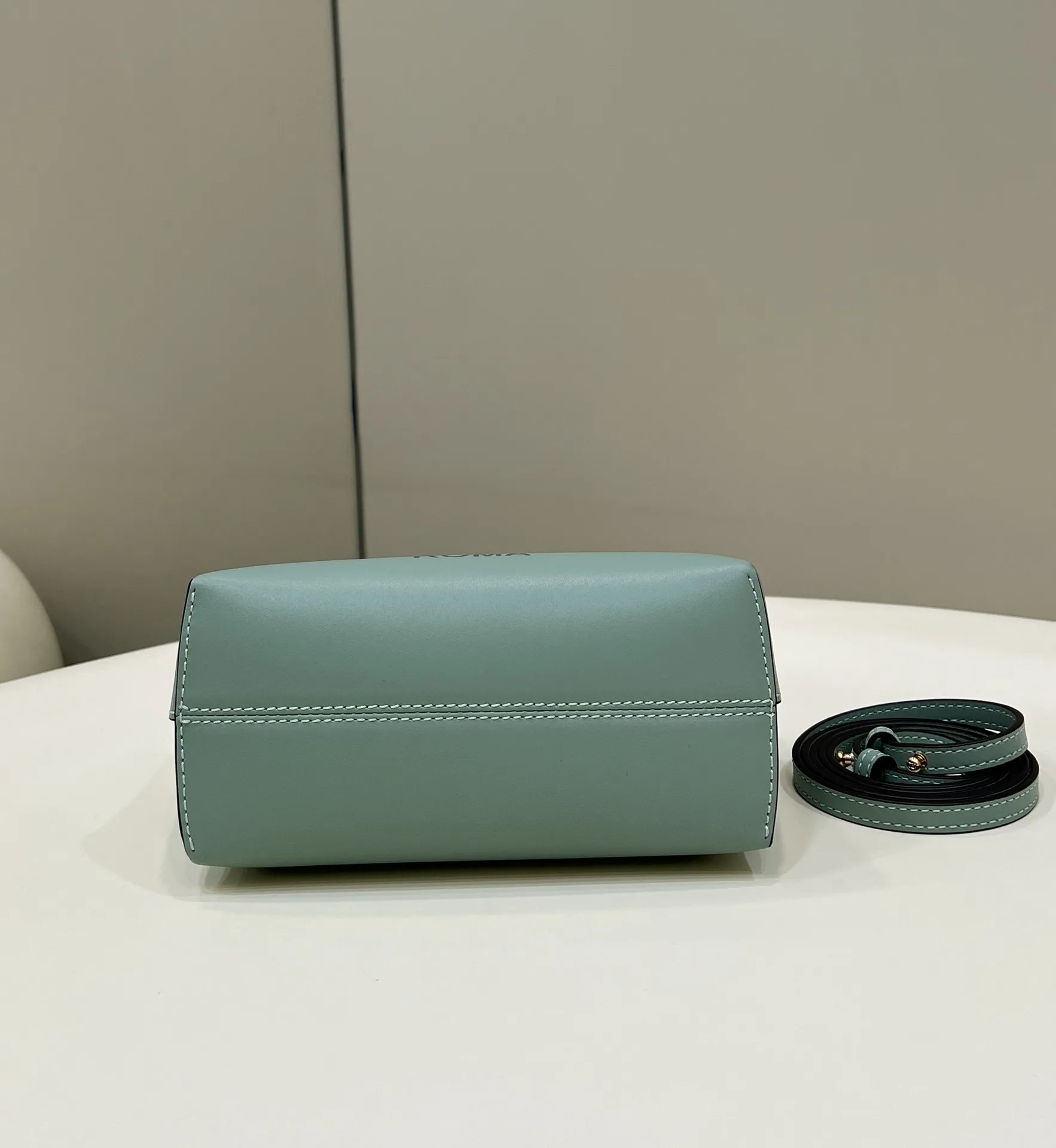 펜디 바이더웨이 보스턴 - 이미지 5