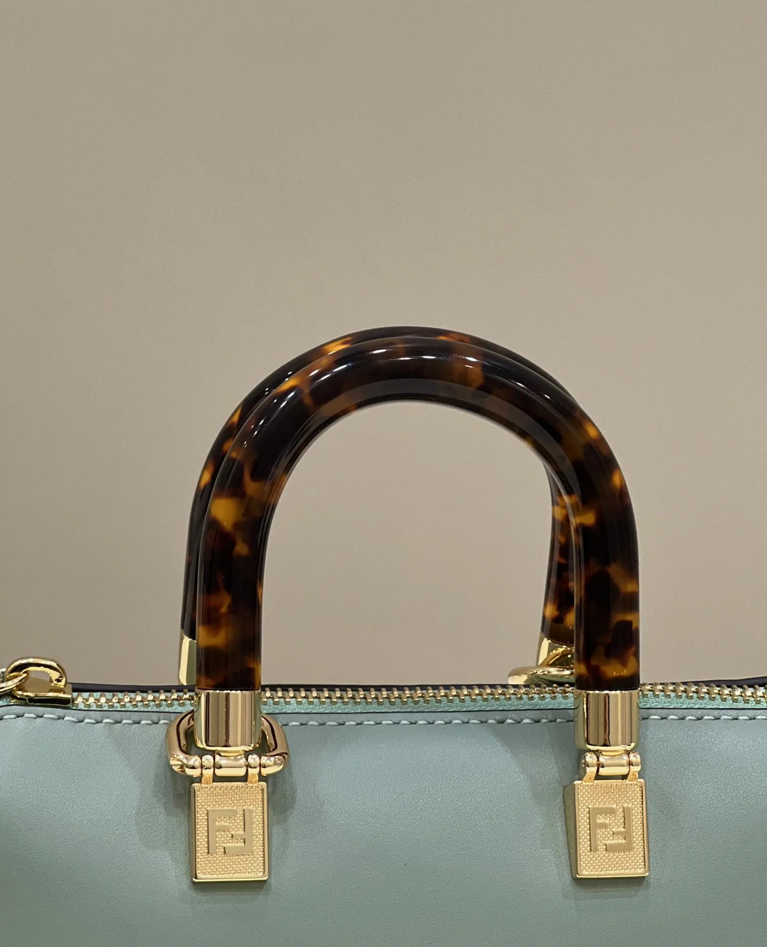 펜디 바이더웨이 보스턴 - 이미지 9