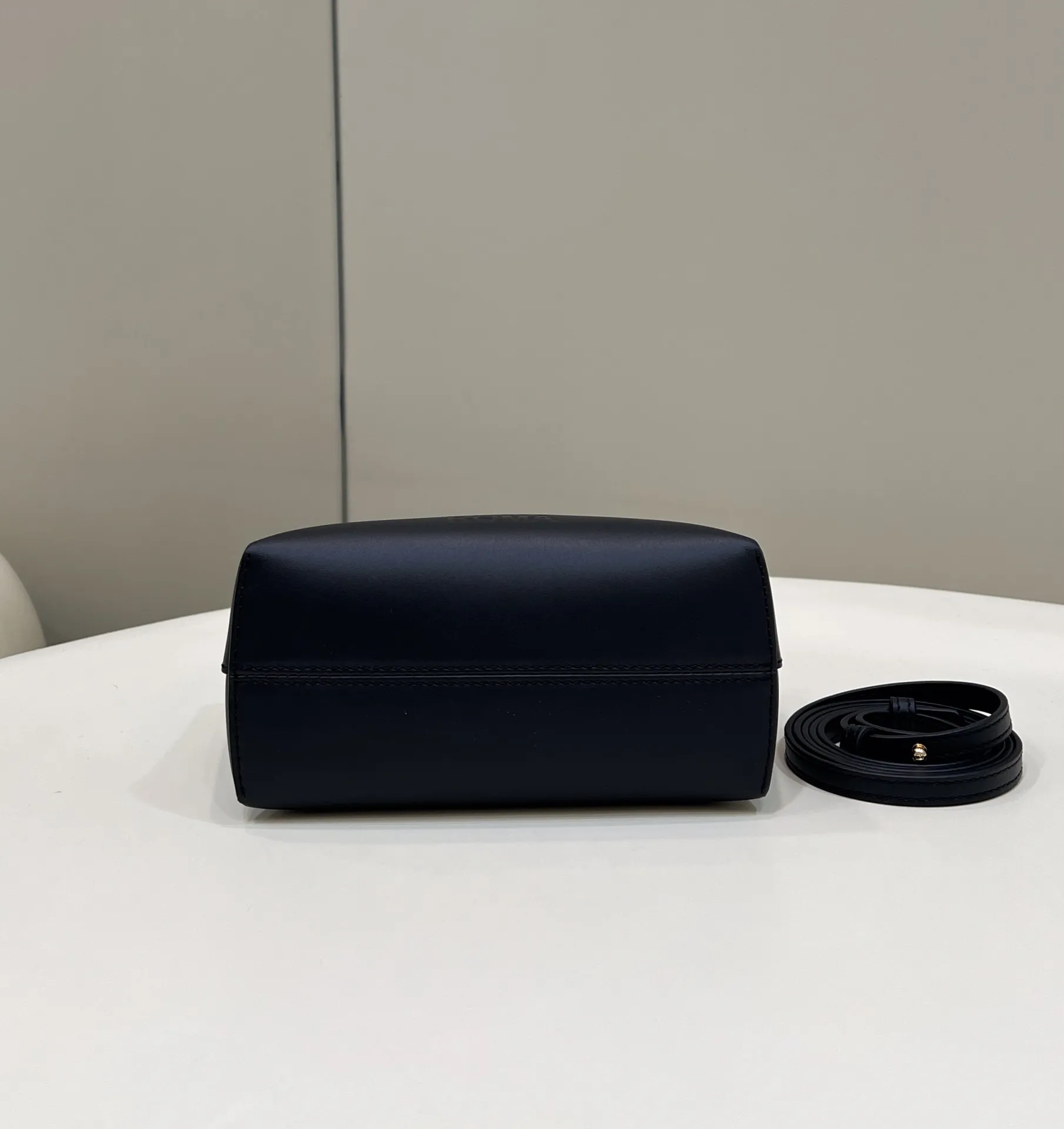 펜디 바이더웨이 보스턴 - 이미지 6