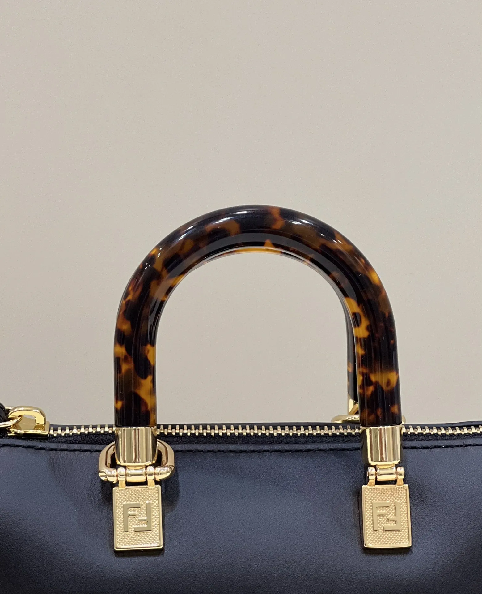 펜디 바이더웨이 보스턴 - 이미지 9