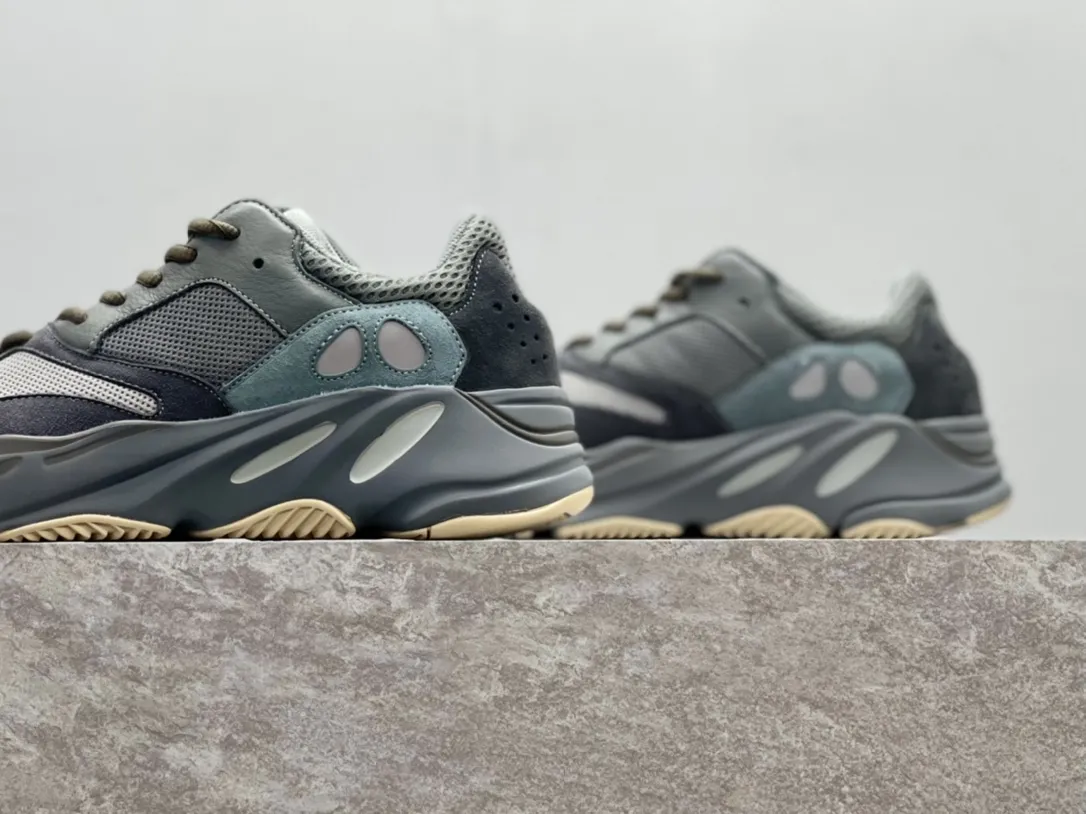 아디다스 YeeZy 700 - 이미지 4